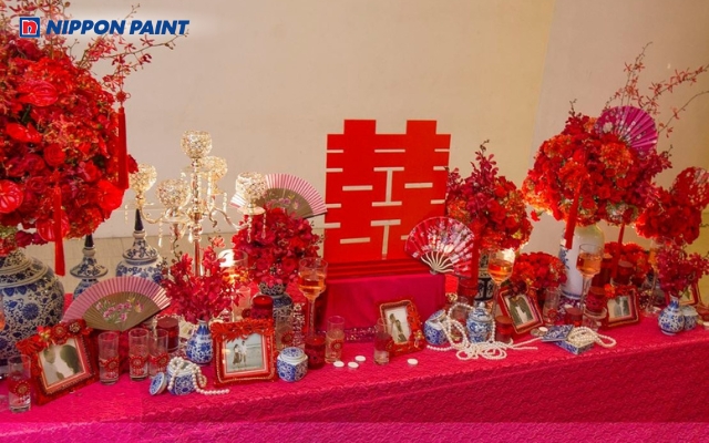 Màu đỏ biểu thị tình yêu nồng cháy, luôn xuất hiện trong trang trí ngày cưới