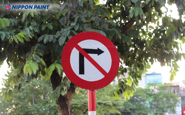 Màu đỏ làm tín hiệu cảnh báo, đảm bảo an toàn và thu hút sự chú ý trong giao thông