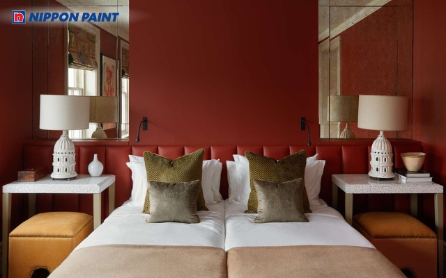 Phòng ngủ trang nhã với tông đỏ sẫm, mang lại sự yên bình và cân bằng