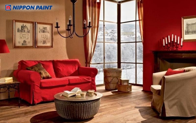 Phòng khách mang phong cách cổ điển với sự phối hợp giữa tông đỏ đô và đồ nội thất gỗ nâu trầm ấm