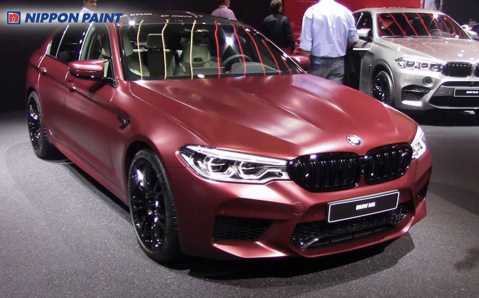 Đỏ đô là gam màu thường thấy trong ô tô và công nghệ cao cấp nhờ vẻ sang trọng và cá tính