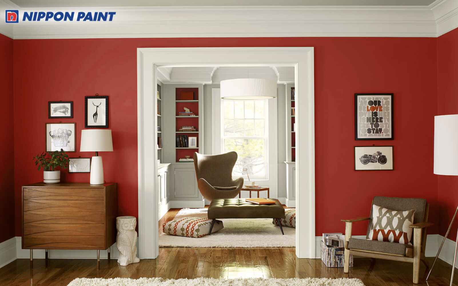 Đỏ đô làm mảng tường chủ đạo, kết hợp sơn màu trắng để tạo cảm giác ấm áp