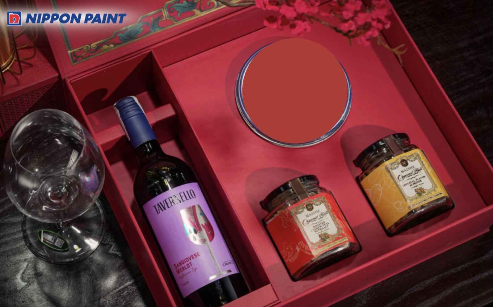 Màu đỏ đô giúp nổi bật thương hiệu, tạo ấn tượng mạnh với khách hàng