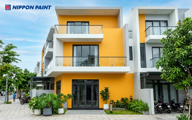 Mặt tiền nhà phố sơn màu Mountain Marigold (27B - 4D) tạo vẻ đẹp trẻ trung, tươi sáng
