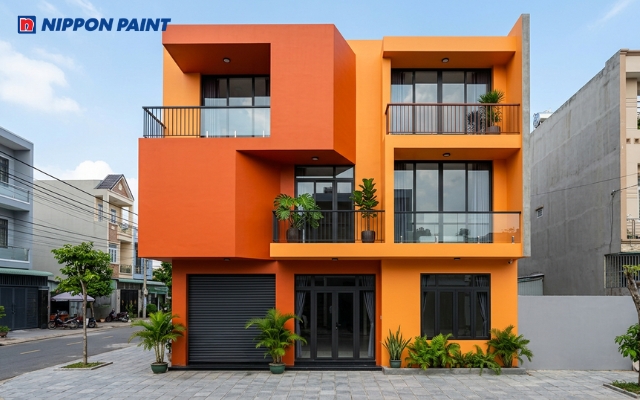 Mặt tiền nhà phố sơn Jack-O-Lantern và Tangerine tạo vẻ năng động, độc đáo