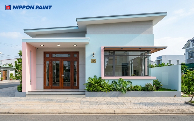 Mặt tiền nhà cấp 4 sơn xanh nhạt, xám và hồng nhạt tạo vẻ tươi sáng
