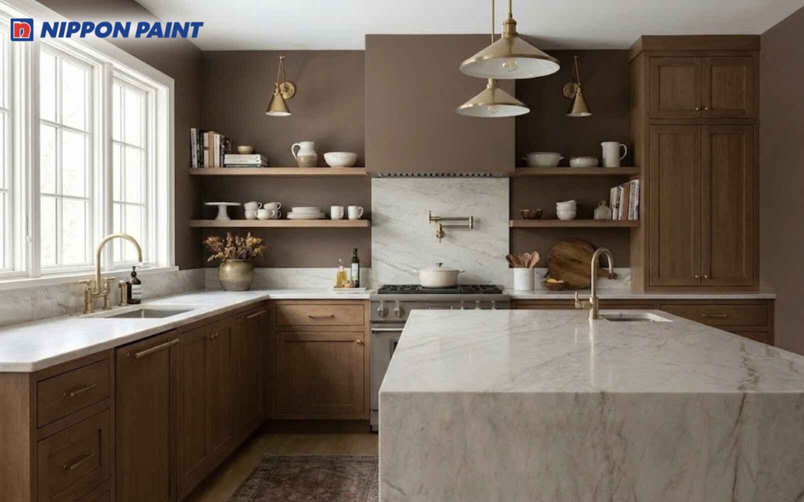 Nâu mocha kết hợp với mặt đá sáng màu và phụ kiện kim loại nhạt cho phòng bếp