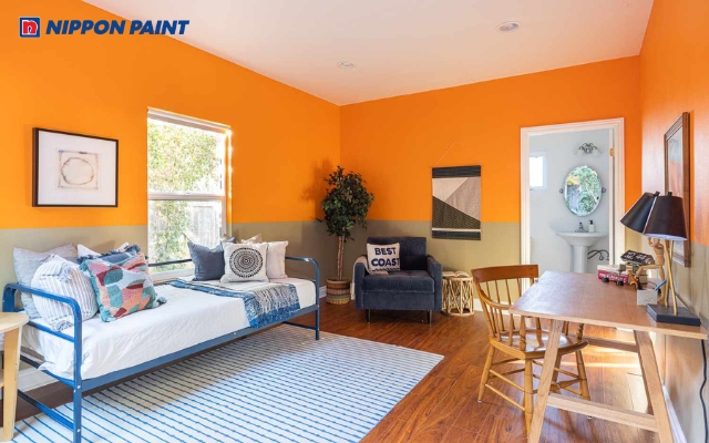 Sơn phòng khách màu cam đất ấm áp giúp không gian trở nên sang trọng và gần gũi hơn rất nhiều