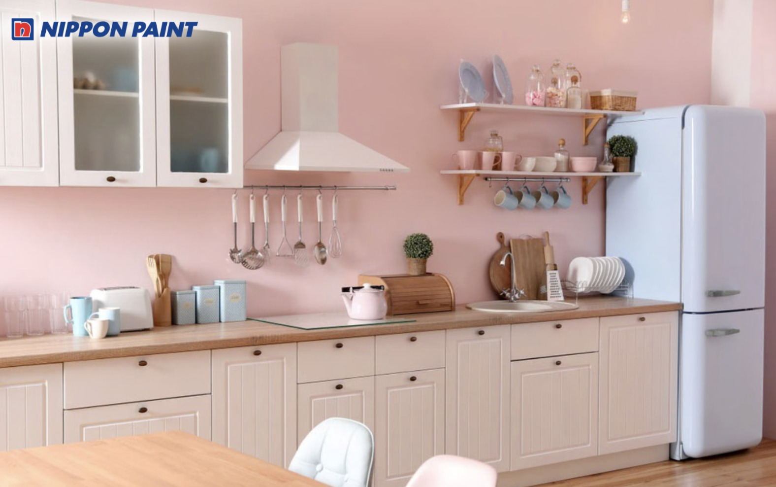 Pastel hồng mang lại nét tươi mới, nhẹ nhàng cho khu vực bếp và bàn ăn