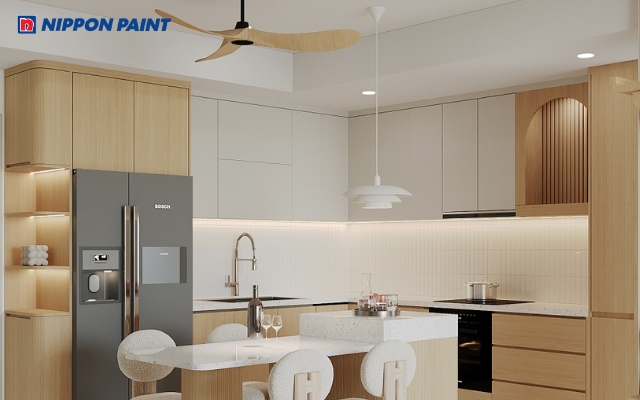 Mẫu 2: Tủ bếp vàng kem, trắng, ánh sáng tự nhiên tạo cảm giác ấm áp, hợp vượng khí mệnh Kim