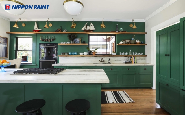 Mẫu 2: Bếp tông xanh rêu, gỗ tự nhiên, hài hòa đúng bản mệnh Mộc