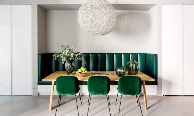 Màu sơn cho phòng ăn đơn giản với màu trắng cùng bộ bàn ăn màu xanh hiện đại