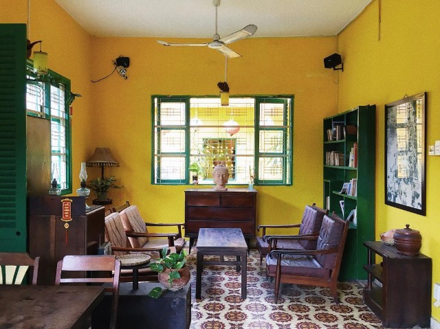 màu sơn cho quán cà phê theo phong cách cổ điển với màu Absolute Yellow