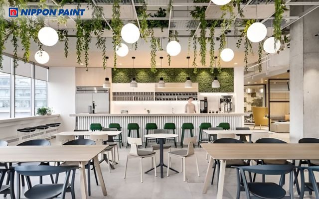 Quán cà phê với màu sơn trắng kem tạo cảm giác thanh lịch, sang trọng