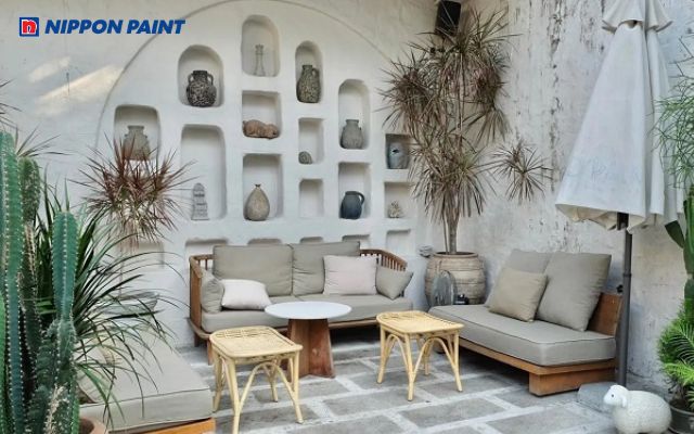 Quán cà phê phong cách biển với trắng cát và xanh biển tươi mới, rộn ràng ánh sáng