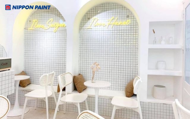 Mẫu 11: Không gian quán cà phê tinh tế với màu sơn trắng sáng sủa, dễ phối đồ nội thất