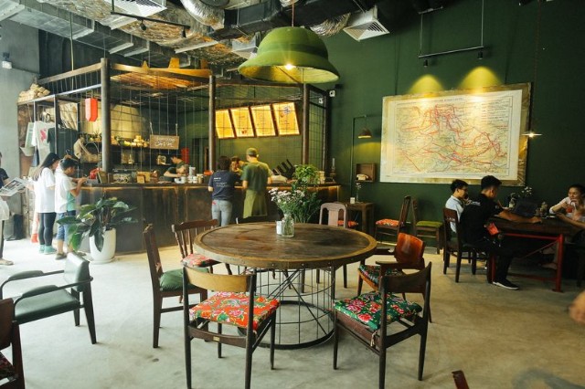 Màu sơn quán cafe được kết hợp một cách hài hòa và tinh tế tạo nên không gian đặc biệt, thu hút sự quan tâm của nhiều người. Thỏa sức sáng tạo, các quán cafe khiến người dùng đắm chìm trong không gian đậm chất sắc màu tự nhiên, tạo nét độc đáo, đem đến một trải nghiệm tuyệt vời.