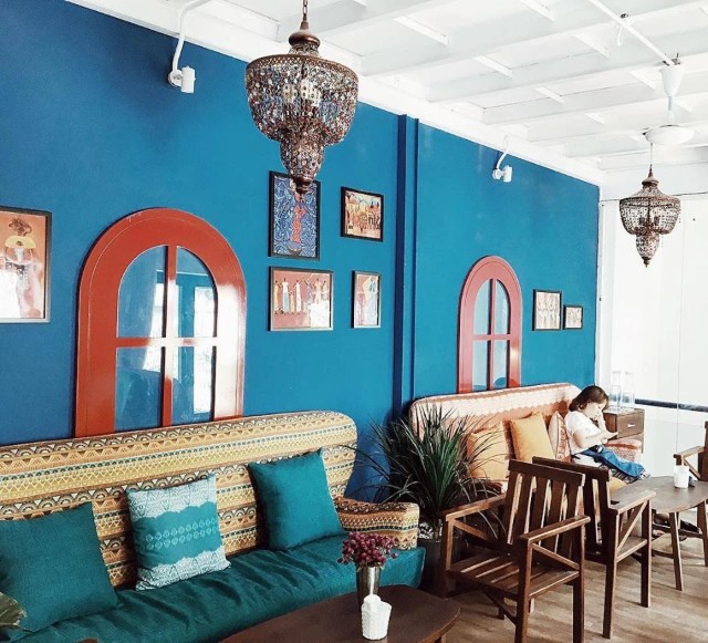 Sơn tường gam màu ấn tượng có thể làm tôn lên không gian hiện đại và đẳng cấp cho quán. Nếu bạn đang tìm kiếm một quán cafe hợp xu hướng và sáng tạo, hãy tham khảo những hình ảnh tại quán cafe sử dụng màu sơn độc đáo tại trang web chúng tôi.