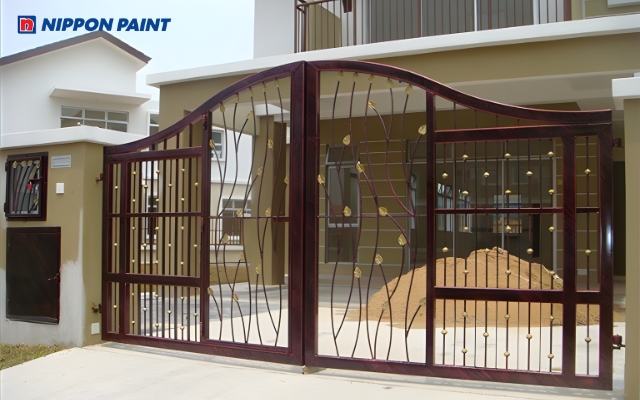 Cổng sơn màu nâu cùng thiết kế tinh tế được nhiều gia chủ mệnh Thổ lựa chọn