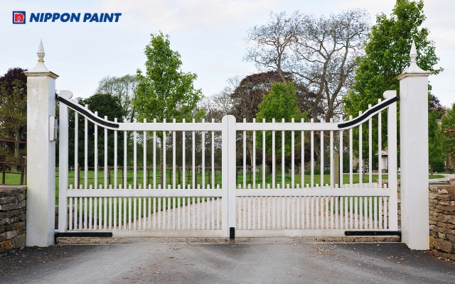 Mẫu cổng màu trắng ghi phù hợp với gia chủ mệnh Thủy, mang đến nhiều tài lộc