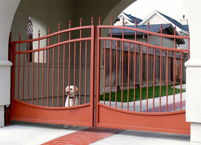 Cổng màu đỏ nổi bật, hợp mệnh Thổ và tượng trưng cho may mắn, tài lộc