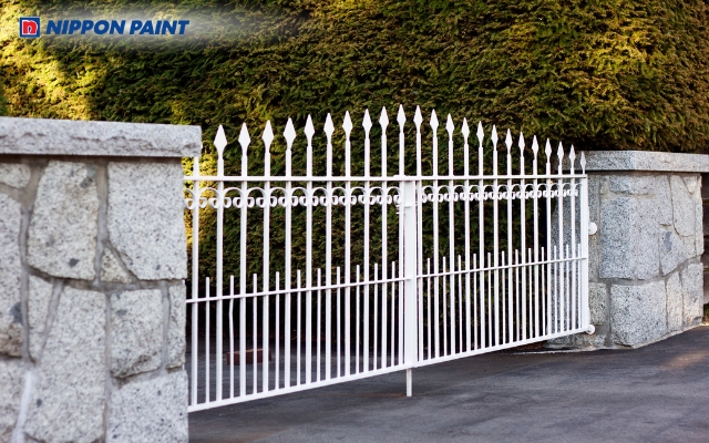 Cổng màu trắng với thiết kế tinh tế hiện là sự lựa chọn của nhiều gia chủ mệnh thủy