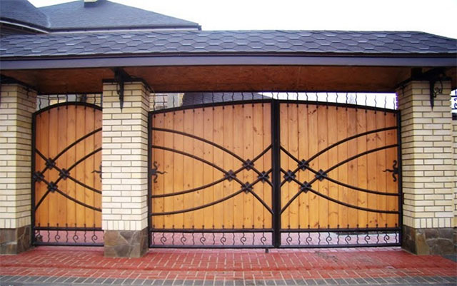 Cổng màu vàng gỗ cùng thiết kế tinh tế giúp ngôi nhà của gia chủ mệnh kim thêm nổi bật