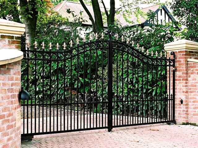 Cổng màu đen thể hiện sự hiện đại và mạnh mẽ, là lựa chọn hợp phong thủy cho người mệnh Thủy