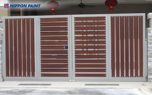 Cổng sơn nâu kết hợp trắng tạo sự hài hòa và mang lại cảm giác may mắn cho gia chủ mệnh Thổ