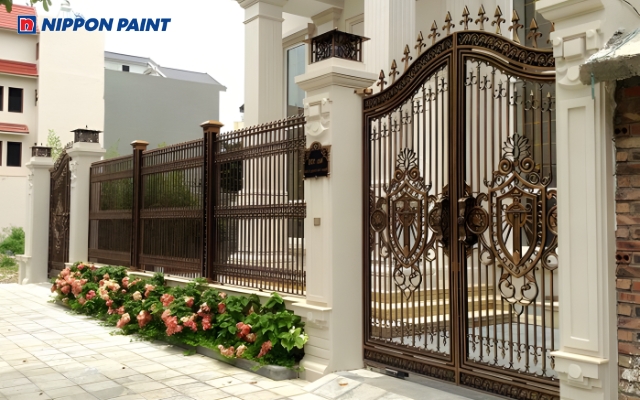 Màu cà phê thường phù hợp cho các cổng sắt hướng Tây Nam hoặc Đông Bắc