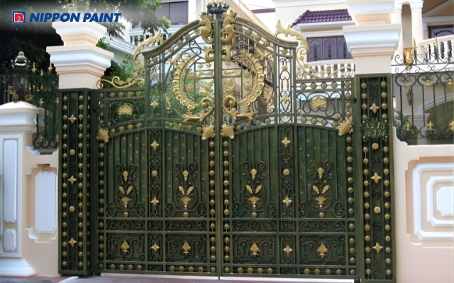 Mẫu 4: Lựa chọn sơn cổng màu xanh rêu rất phù hợp với gia chủ mệnh hỏa