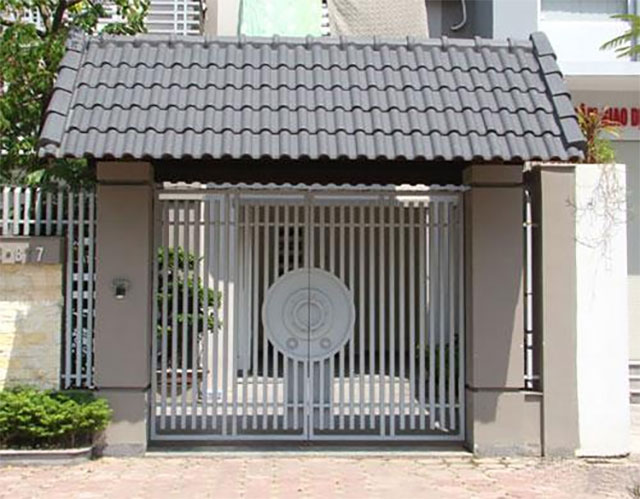 Cổng sơn màu ghi tạo vẻ hài hòa, đẹp mắt, hợp với gia chủ mệnh Thủy