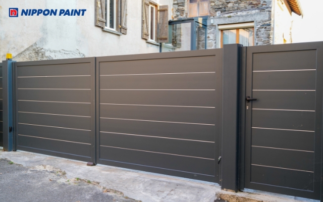 Cổng sơn màu đen phổ biến và được cho là mang lại may mắn cho gia chủ mệnh Mộc