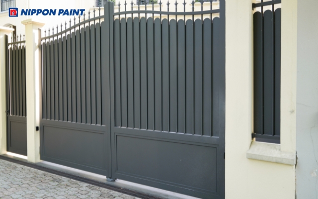 Cổng màu nâu đen hợp mệnh Mộc, tạo phong cách quý phái và cảm giác vượng khí cho gia chủ