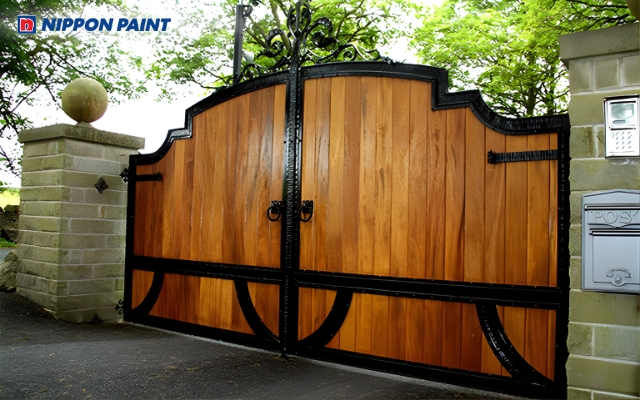 Cổng màu vàng kết hợp đen cùng thiết kế cổ điển giúp gia chủ mệnh kim thêm nhiều vượng khí