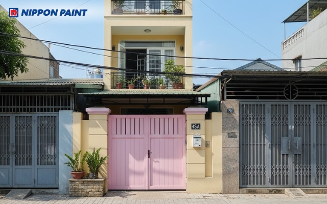 Cổng màu hồng giúp gia chủ mệnh thổ thu hút được vượng khí, và bình an cho gia chủ và người thân