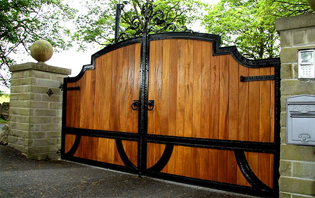 Màu sơn cổng nhà đẹp - Màu vàng gỗ