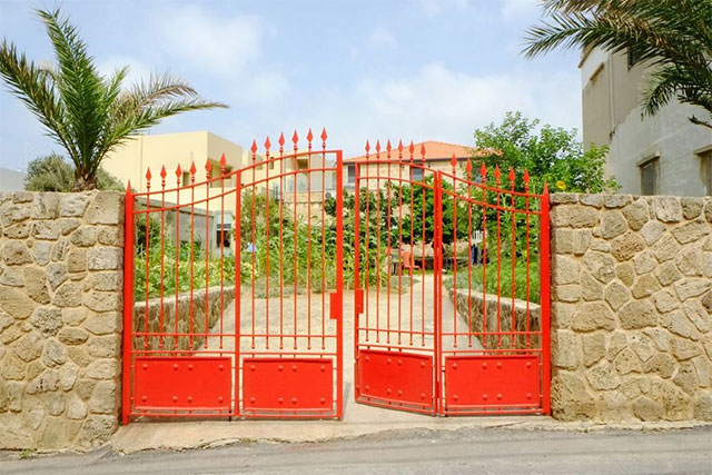 Gia chủ mệnh Hỏa sơn cổng màu đỏ vừa giúp nổi bật ngôi nhà, vừa hợp phong thủy