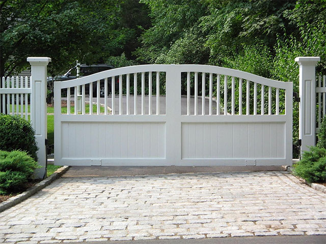 Mẫu cổng trắng thiết kế đơn giản cho gia chủ mệnh Kim