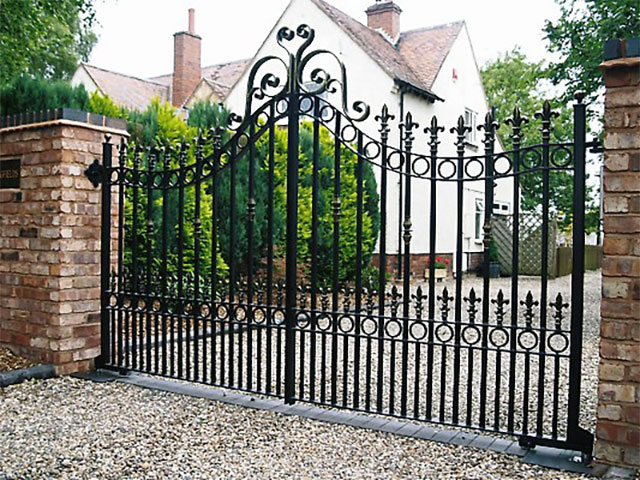 Cổng sơn màu đen được ưa chuộng và mang lại may mắn cho gia chủ mệnh Mộc