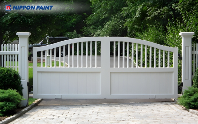 Mẫu cổng trắng thiết kế đơn giản cho gia chủ mệnh Kim