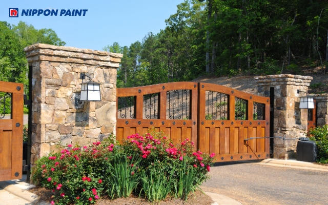 Cổng nhà hướng Tây Nam/Đông Bắc hợp với những gam màu mang lại cảm giác ấm và hài hòa cho không gian