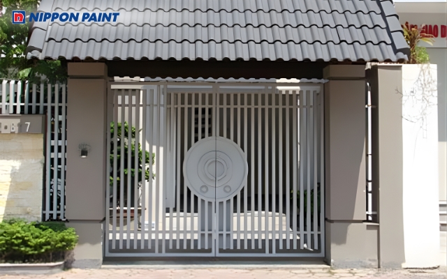 Màu ghi phù hợp nhiều không gian, giúp cổng nhà hài hòa và tinh tế cho gia chủ mệnh Thủy