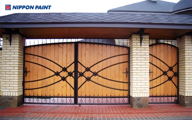 Cổng màu vàng gỗ cùng thiết kế tinh tế giúp ngôi nhà của gia chủ mệnh Kim thêm nổi bật