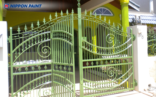 Sơn cổng màu xanh lục mang lại cảm giác tươi mới và thư giãn