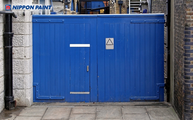 Màu xanh nước biển tạo cảm giác tươi mới và thường được ưu tiên cho cổng nhà của gia chủ mệnh Thủy