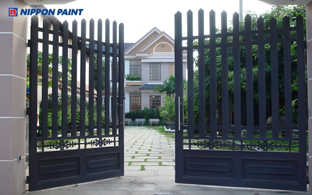 Cổng hướng Đông gia chủ nên chọn màu sơn đen để mang lại nhiều may mắn