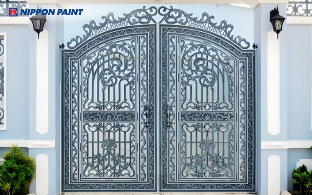 Sơn cổng màu ghi mang lại nét sang trọng cho mặt tiền ngôi nhà