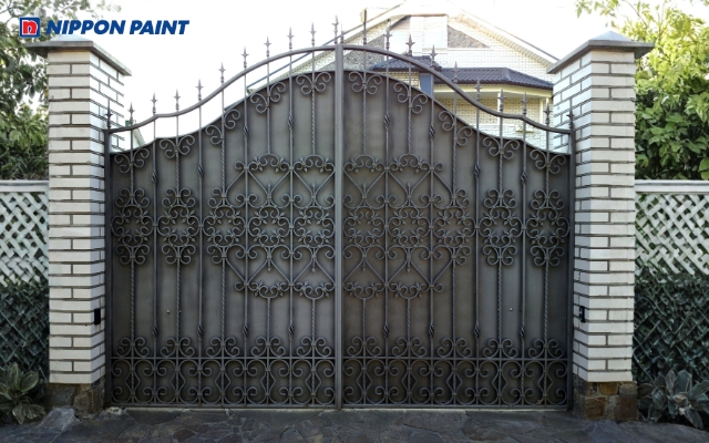 Màu đen là sắc độ tương hợp mệnh Thủy và có thể được ưu tiên khi chọn màu sơn cho cổng