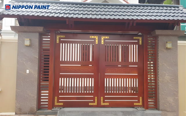 Cổng gỗ màu nâu cũng là sự lựa chọn hoàn hảo cho gia chủ mệnh Kim